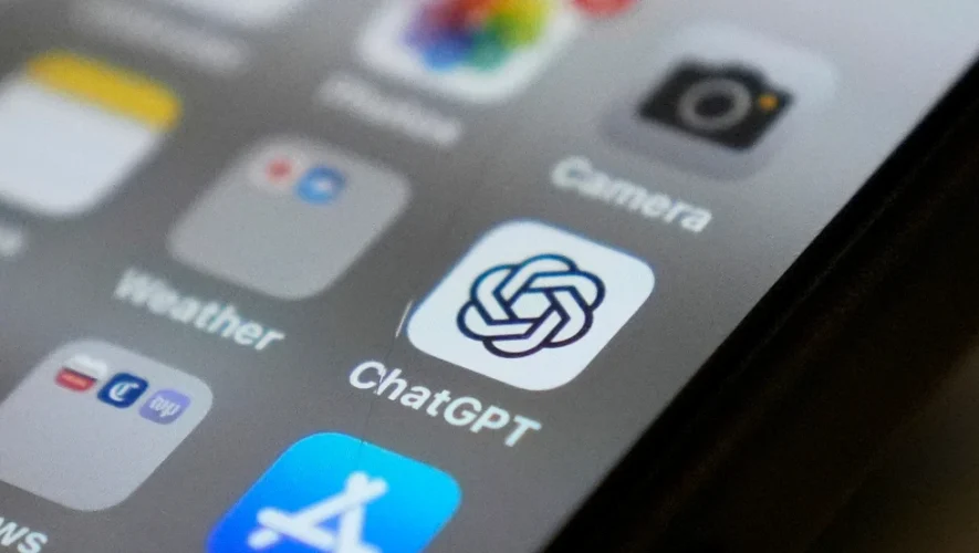 Απεικόνιση chatbot τεχνητής νοημοσύνης με σύμβολα ελευθερίας λόγου και ψηφιακής λογοκρισίας.
