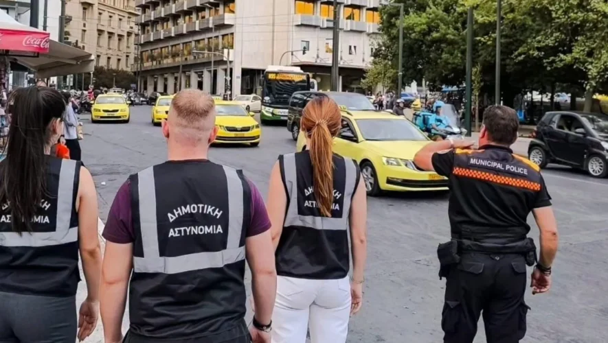 Οι νέοι δημοτικοί αστυνομικοί του Δήμου Αθηναίων κατά τη διάρκεια της πρακτικής εκπαίδευσης στους δρόμους της Αθήνας.