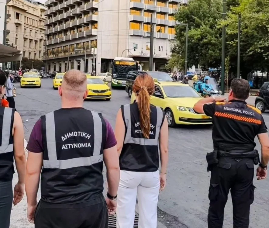Οι νέοι δημοτικοί αστυνομικοί του Δήμου Αθηναίων κατά τη διάρκεια της πρακτικής εκπαίδευσης στους δρόμους της Αθήνας.