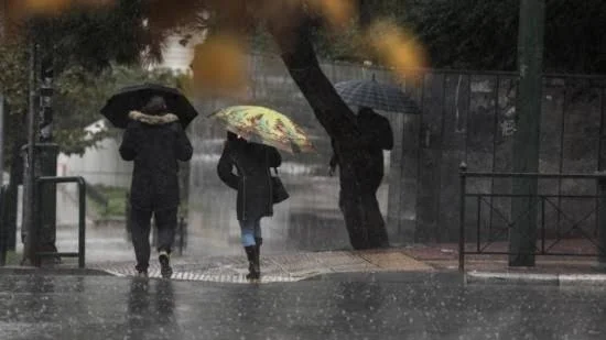 Σε εξέλιξη βρίσκεται ισχυρή κακοκαιρία με έντονες βροχές, καταιγίδες, κεραυνούς, θυελλώδεις ανέμους και χαλαζοπτώσεις. Οι περιοχές που επηρεάζονται και οι προειδοποιήσεις της Πολιτικής Προστασίας.