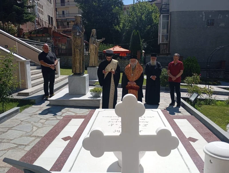 Επιμνημόσυνη δέηση στον τάφο του μακαριστού Μητροπολίτη Γρεβενών κυρού Σεργίου στο Επισκοπείο Γρεβενών