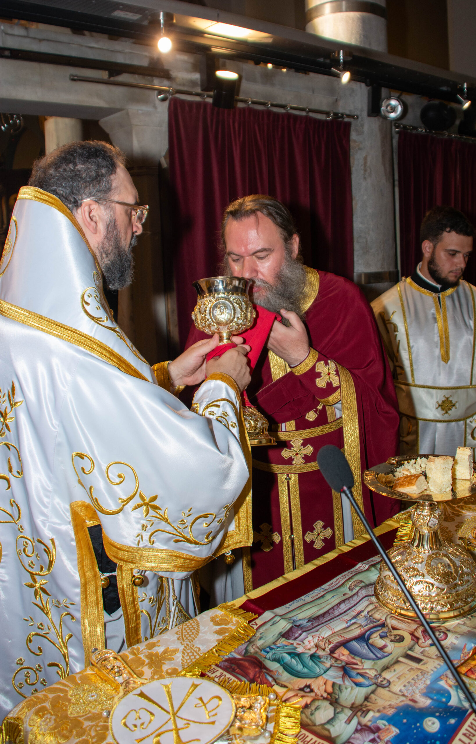 Η πρώτη αρχιερατική Θεία Λειτουργία του Επισκόπου Ανδίδων κ. Ισιδώρου στον Ιστορικό Ιερό Ναό Μεταμορφώσεως Σωτήρος στην Πλάκα