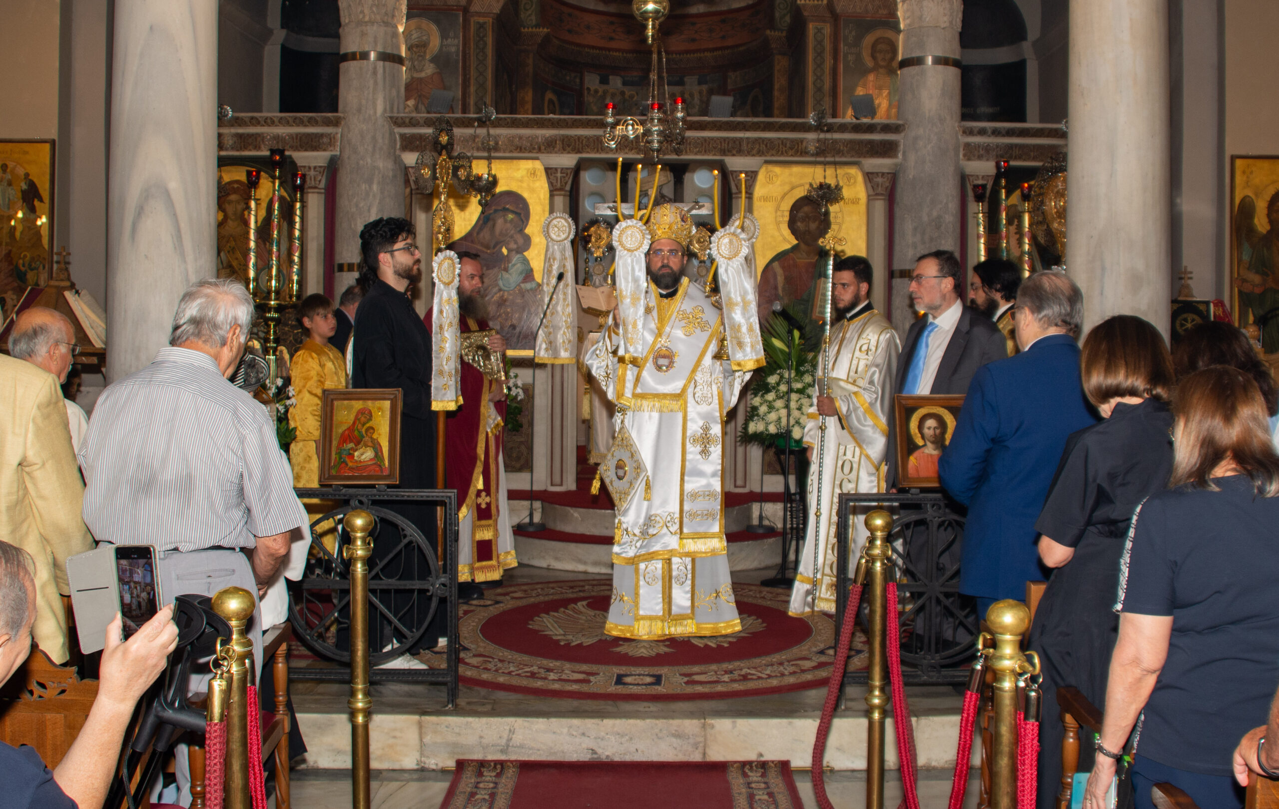 Η πρώτη αρχιερατική Θεία Λειτουργία του Επισκόπου Ανδίδων κ. Ισιδώρου στον Ιστορικό Ιερό Ναό Μεταμορφώσεως Σωτήρος στην Πλάκα