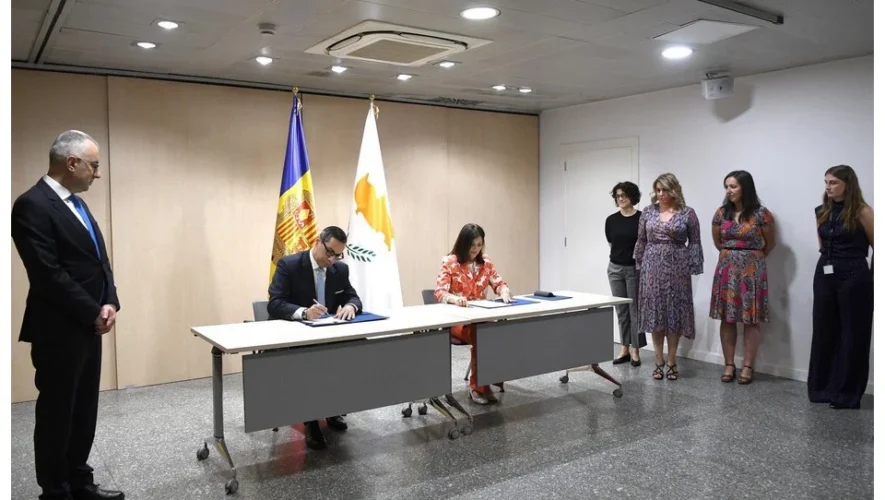 Ο Υπουργός Εξωτερικών Κωνσταντίνος Κόμπος κατά τη συνάντησή του με την Υπουργό Εξωτερικών της Ανδόρρας, Imma Tor Faus.