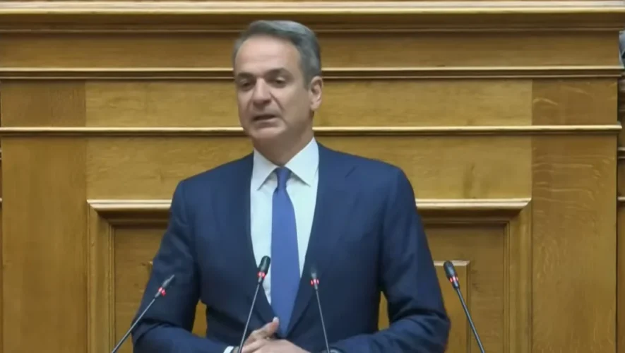 Ο Κυριάκος Μητσοτάκης μιλά από το βήμα της Βουλής κατά τη συζήτηση για τη Συνταγματική Αναθεώρηση.