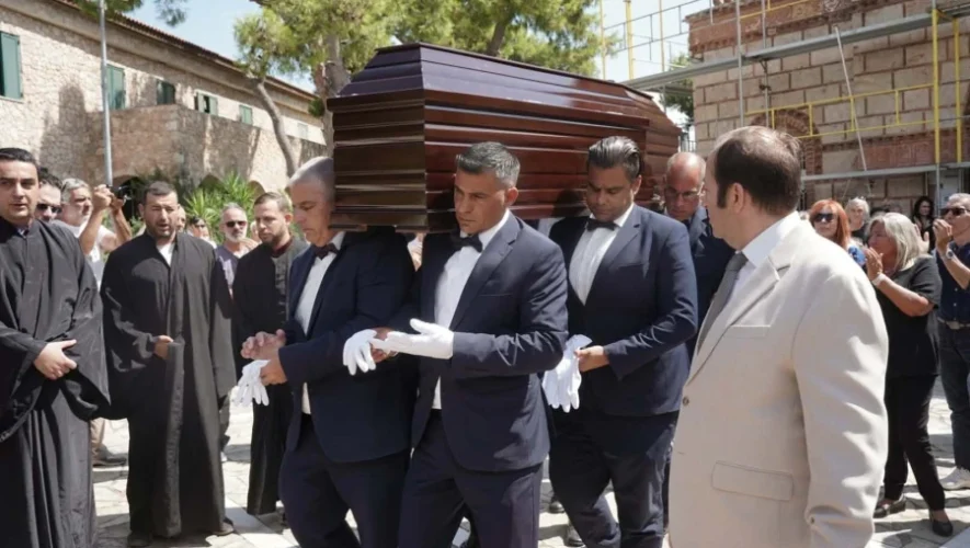 Σε κλίμα βαθιάς συγκίνησης πραγματοποιήθηκε η κηδεία της Μαίρης Λίντα στο Γηροκομείο Αθηνών. Συγγενείς, φίλοι και προσωπικότητες του πολιτισμού τίμησαν τη μνήμη της σπουδαίας ερμηνεύτριας.