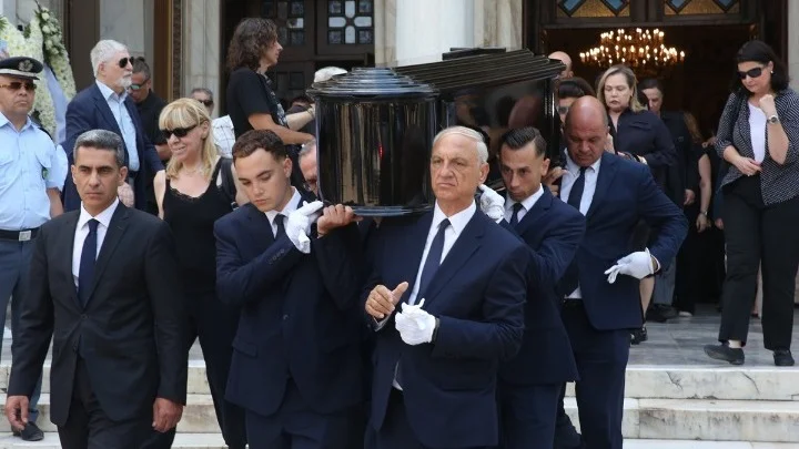 Η εξόδιος ακολουθία της Μάρως Κοντού στη Μητρόπολη Αθηνών παρουσία συγγενών, φίλων και εκπροσώπων της πολιτικής και καλλιτεχνικής ζωής.