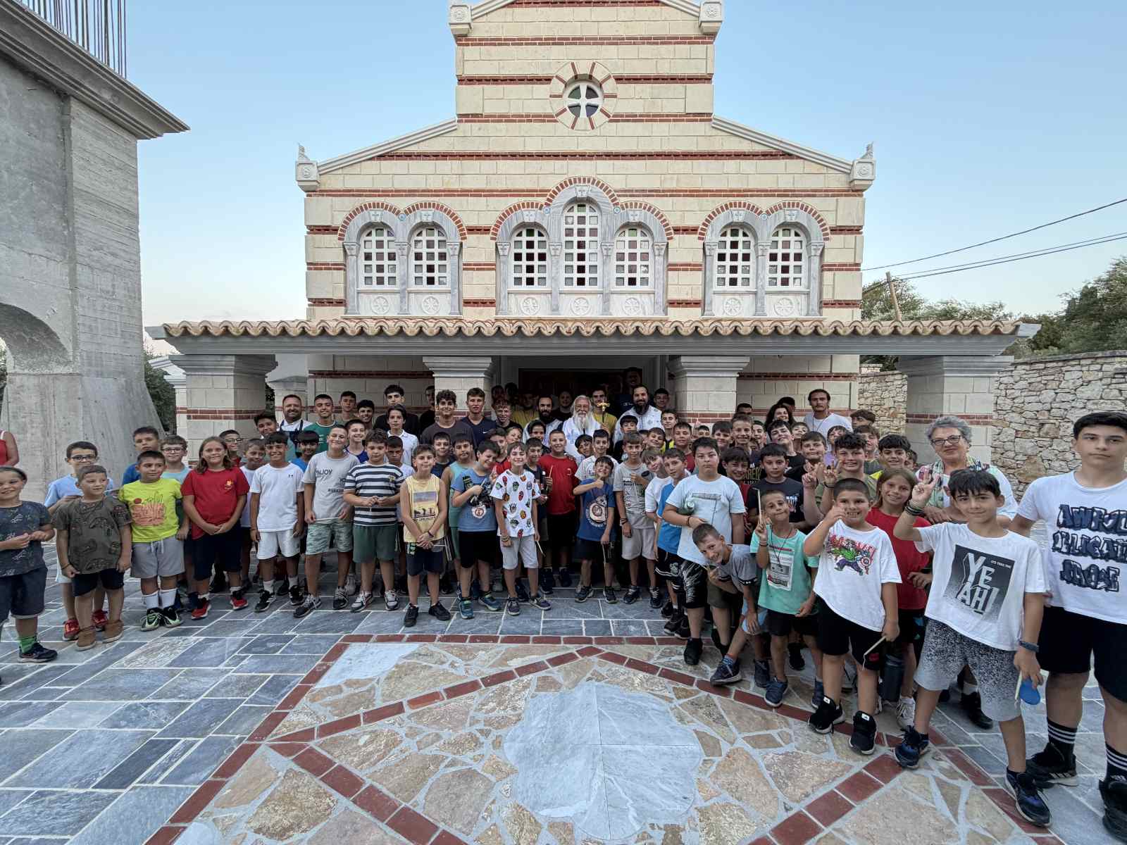 Ο Μητροπολίτης Κερκύρας Νεκτάριος επισκέφθηκε τις κατασκηνώσεις της Ιεράς Μητροπόλεως στην Κασσιώπη, τέλεσε τα Θυρανοίξια του νέου ναού και απηύθυνε πνευματικά μηνύματα στα παιδιά.
