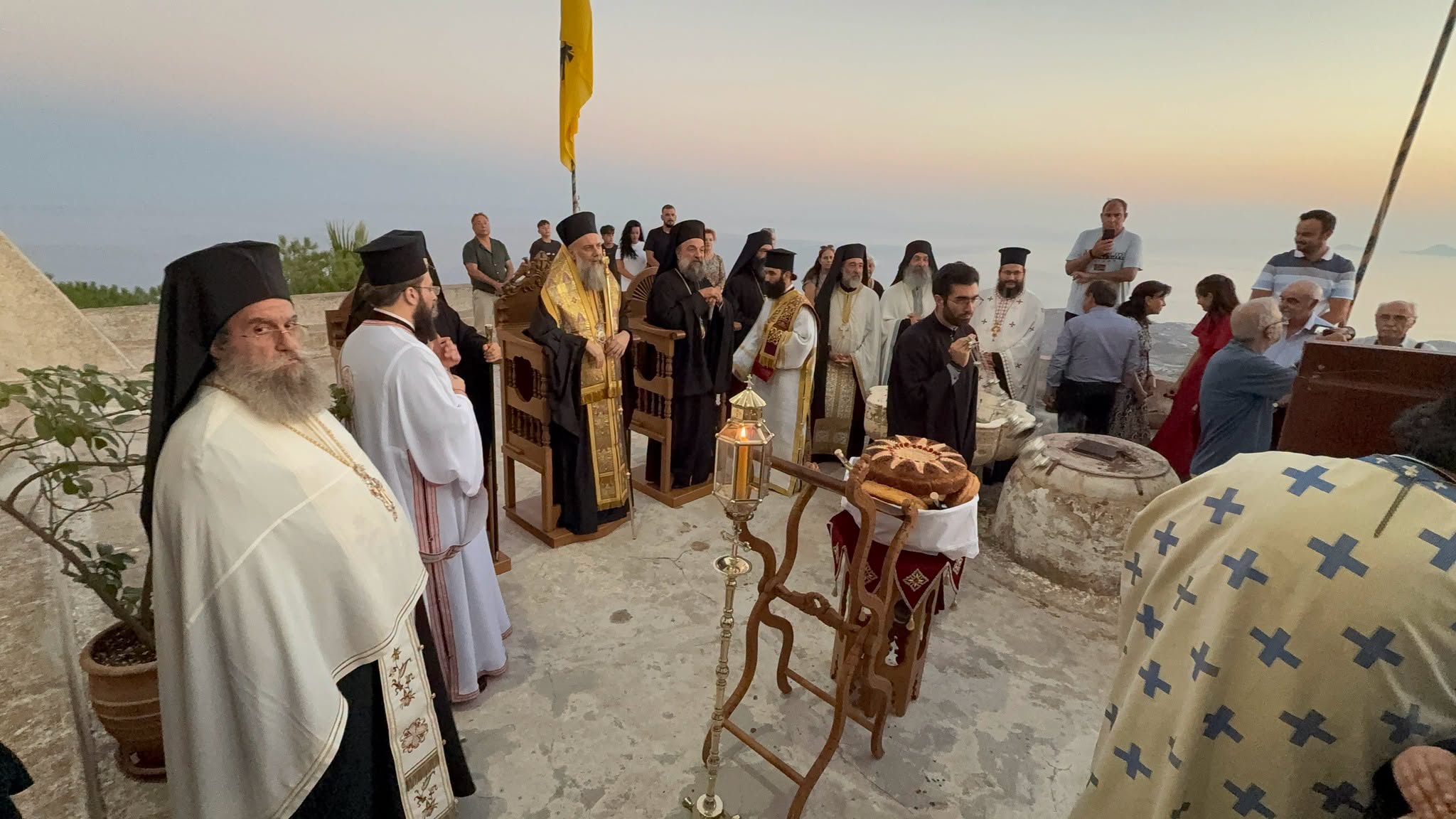 Προφήτης Ηλίας, Ιερά Μονή Προφήτου Ηλιού Θήρας, Σαντορίνη, Μητρόπολη Θήρας, πανθηραϊκός εορτασμός, Μητροπολίτης Αμφιλόχιος, Θεία Λειτουργία, Τρισαρχιερατικός Εσπερινός, Κυκλάδες, εκκλησιαστικές ειδήσεις