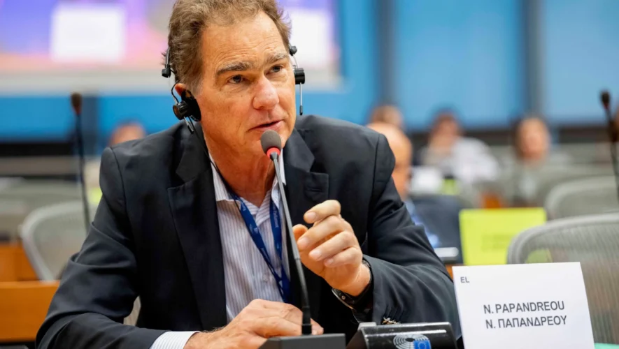Ο Νίκος Παπανδρέου με τον Πατριάρχη Αλεξανδρείας Θεόδωρο Β΄ κατά τη συνάντησή τους.