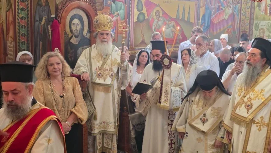 Ο Πατριάρχης Ιεροσολύμων Θεόφιλος προεξάρχει της πανηγυρικής Θείας Λειτουργίας για τους Αγίους Αποστόλους Πέτρο και Παύλο στην Ιερά Μονή της Τιβεριάδας.
