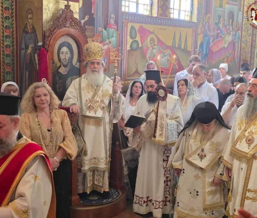 Ο Πατριάρχης Ιεροσολύμων Θεόφιλος προεξάρχει της πανηγυρικής Θείας Λειτουργίας για τους Αγίους Αποστόλους Πέτρο και Παύλο στην Ιερά Μονή της Τιβεριάδας.