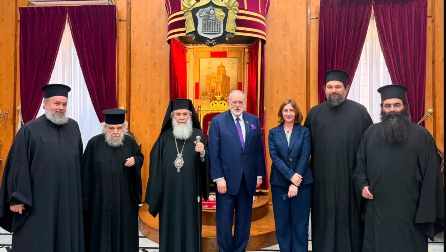 Ο Πατριάρχης Ιεροσολύμων Θεόφιλος Γ΄ ζήτησε από τον πρέσβη των ΗΠΑ Μάικ Χάκαμπι στήριξη για τη δημιουργία ανθρωπιστικού ιατρικού διαδρόμου για ασθενείς από τη Γάζα.