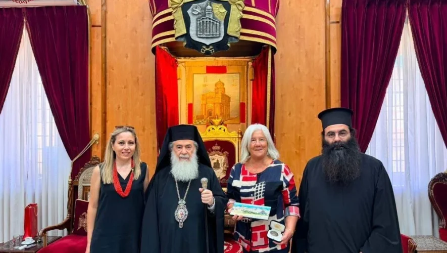 Ο Πατριάρχης Ιεροσολύμων Θεόφιλος παραλαμβάνει τα σχέδια του νέου Ηγουμενείου της Ιεράς Μονής Κανάς.