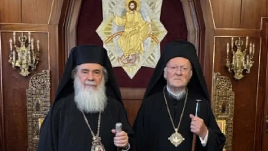Στο Οικουμενικό Πατριαρχείο βρέθηκε ο Πατριάρχης Ιεροσολύμων Θεόφιλος, όπου συναντήθηκε με τον Οικουμενικό Πατριάρχη Βαρθολομαίο. Στο επίκεντρο οι Άγιοι Τόποι και η ειρήνη στη Μέση Ανατολή.
