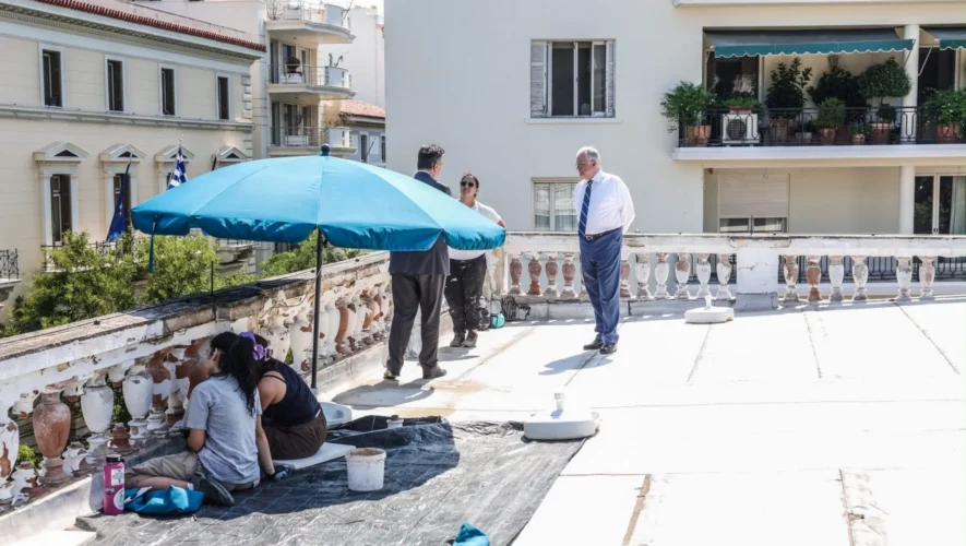 Ο Πρόεδρος της Δημοκρατίας Κωνσταντίνος Τασούλας συνομιλεί με συντηρητές που εργάζονται στην οροφή του Προεδρικού Μεγάρου.