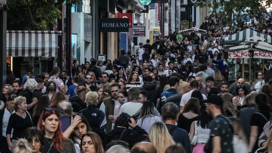 Καταναλωτές πραγματοποιούν αγορές σε εμπορικό δρόμο κατά την έναρξη των θερινών εκπτώσεων 2026.