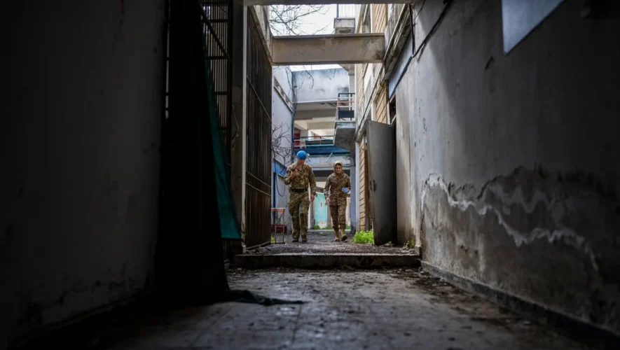 Η σημαία της Κυπριακής Δημοκρατίας με φόντο τη Λευκωσία και συμβολική απεικόνιση συνομιλιών για το Κυπριακό.