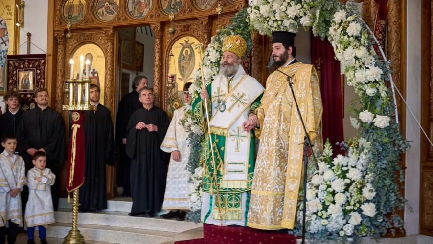 Ο Αρχιεπίσκοπος Αυστραλίας Μακάριος κατά τη χειροτονία νέου Πρεσβυτέρου και νέου Διακόνου στη Βρισβάνη.