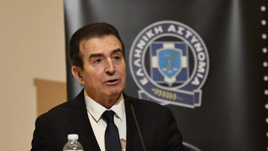 Ο υπουργός Προστασίας του Πολίτη Μιχάλης Χρυσοχοΐδης κατά τη διάρκεια δημόσιας δήλωσης για τις υποθέσεις Marfin και Άργους.